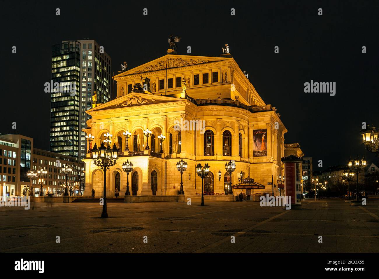 Frankfurt, Alemania - 5 de febrero de 2013: Alte Oper por la noche en Frankfurt. Alte Oper es una sala de conciertos construida en la década de 1970s en el lugar de y parecido Foto de stock