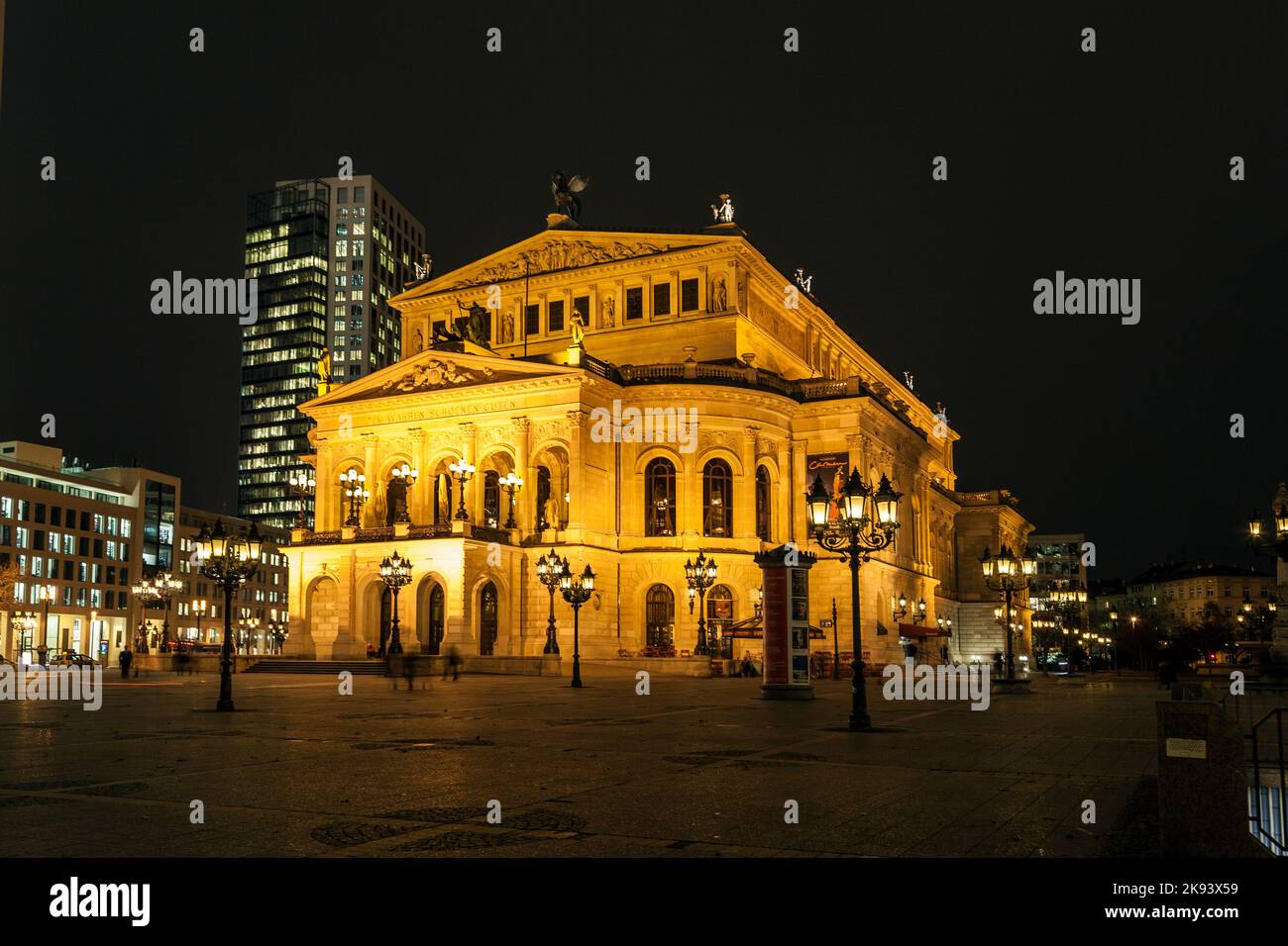 Frankfurt, Alemania - 5 de febrero de 2013: Alte Oper por la noche en Frankfurt. Alte Oper es una sala de conciertos construida en la década de 1970s en el lugar de y parecido Foto de stock