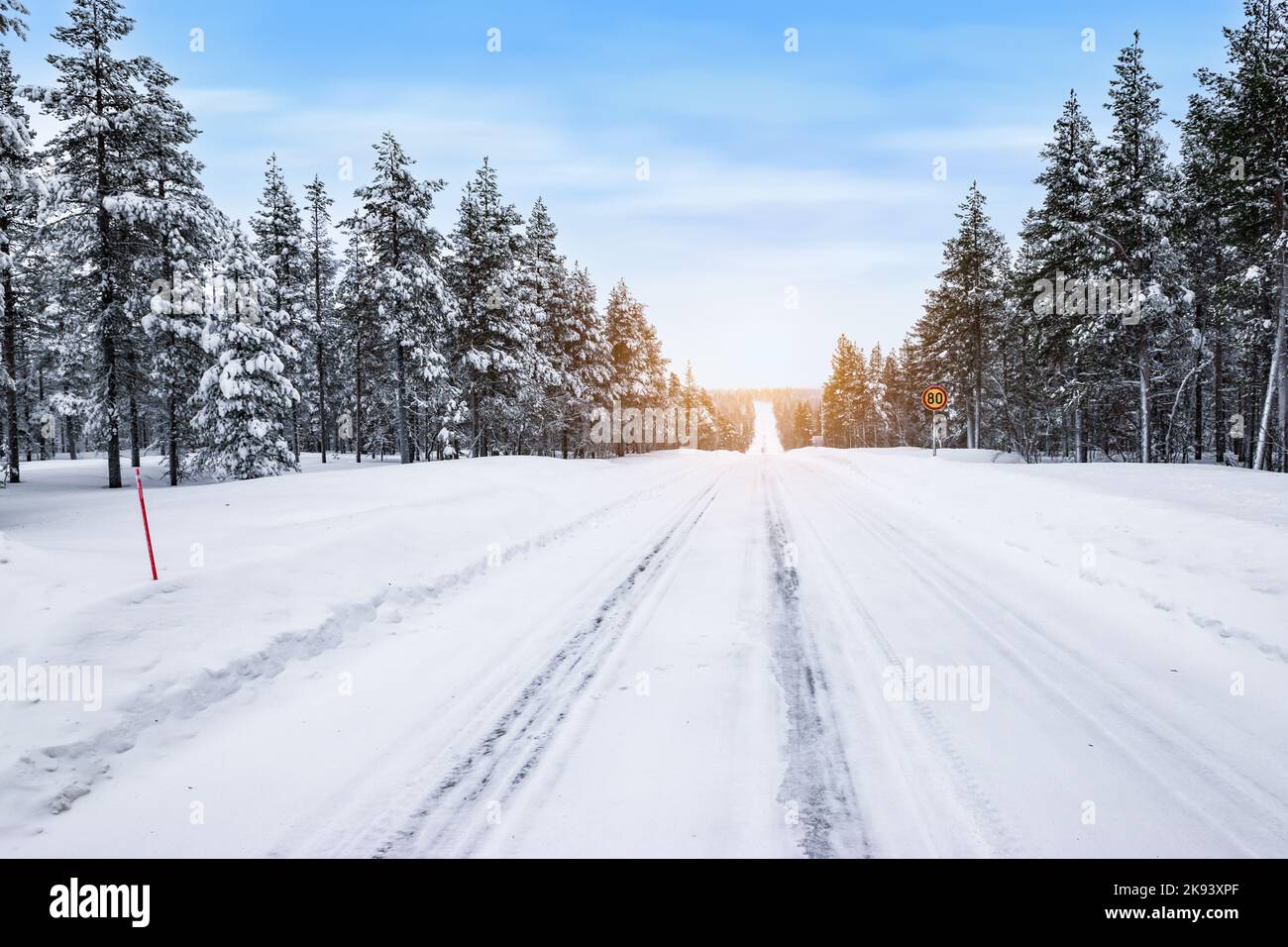 Paisaje de carreteras nevadas en Finlandia. Foto de stock