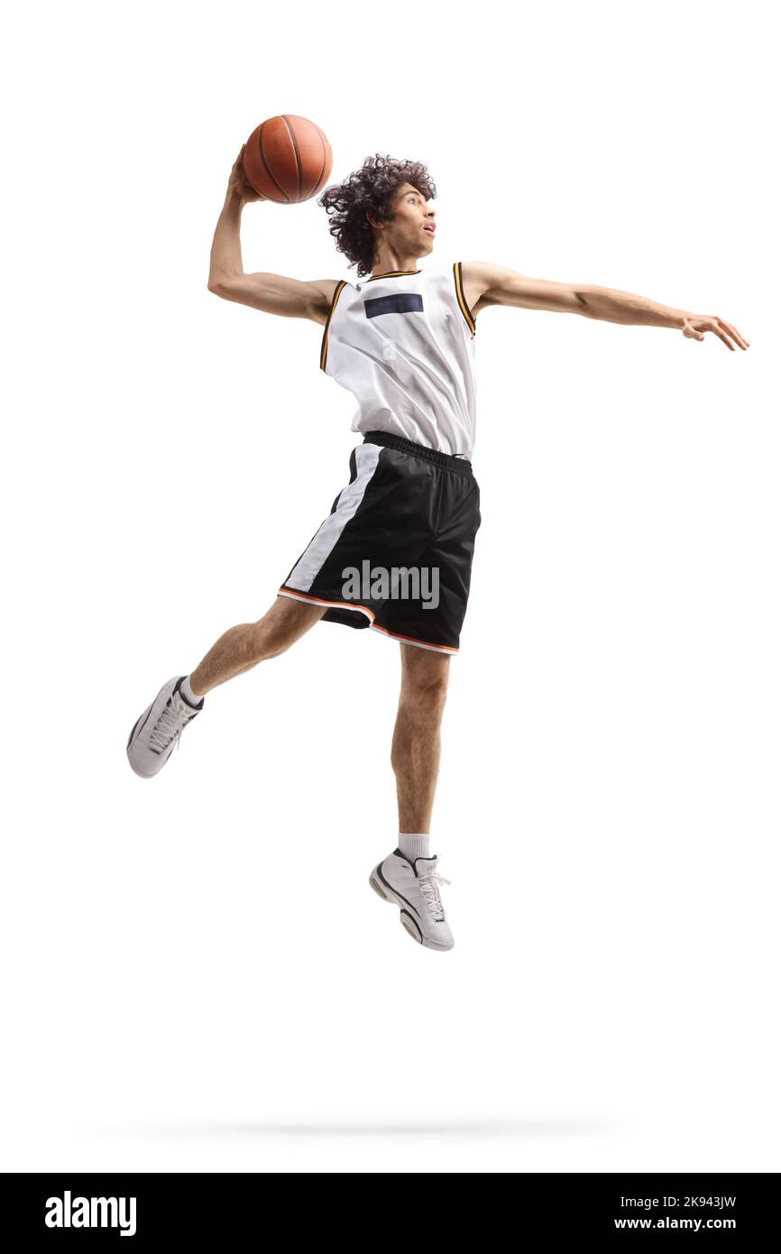 Tiro completo de un jugador de baloncesto en el aire en una posición de