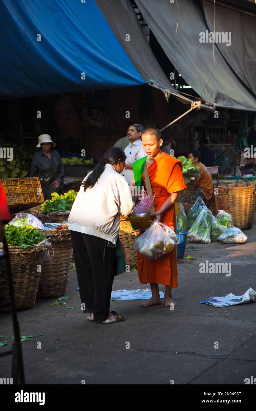 BANGKOK, TAILANDIA - 23 de diciembre: La gente donará alimentos al monje el 23,2009 de diciembre en Bangkok, Tailandia. Vida mendicante de los monjes por donaciones de la p Foto de stock
