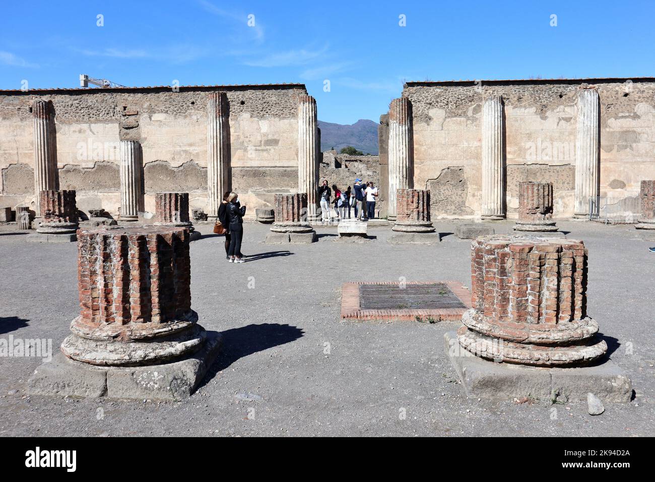Pompeya -Turisti alla Basilica Pompeiana Foto de stock