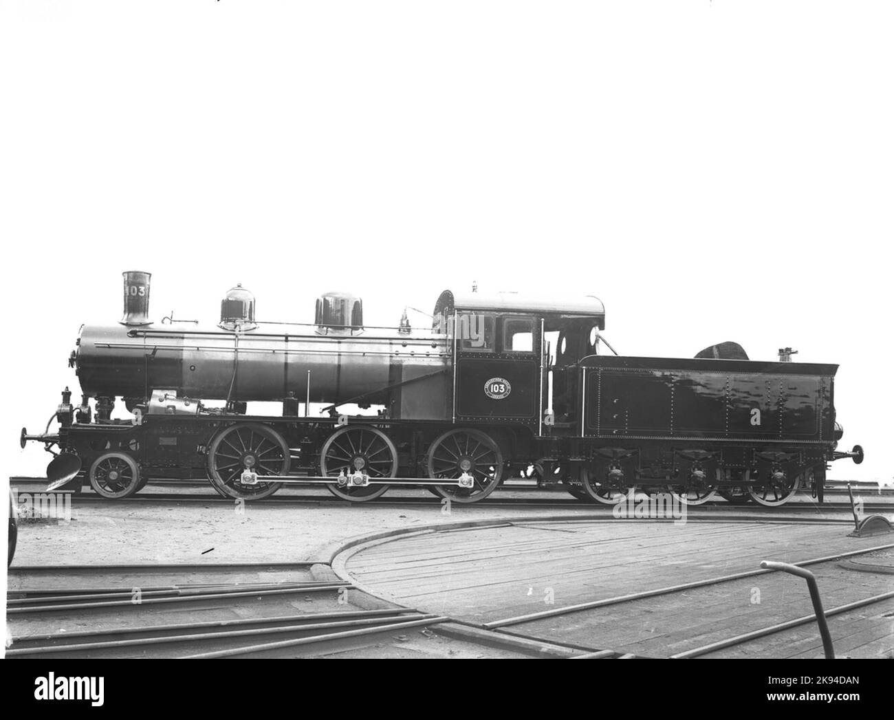 SNE L1 103. Foto de entrega. La locomotora fue fabricada por Motala Workshop y tenía la velocidad más alta de 70 km por hora. Vendido en 1940 a los ferrocarriles estatales y obtuvo Littera SJ L11 en 1573. Raspado en 1969 en Vislanda. Foto de stock