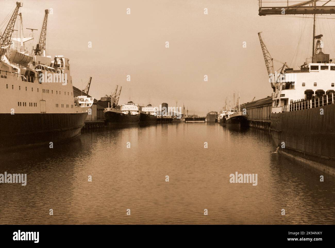 Vintage Liverpool 1969, escena portuaria con barcos atracados Foto de stock