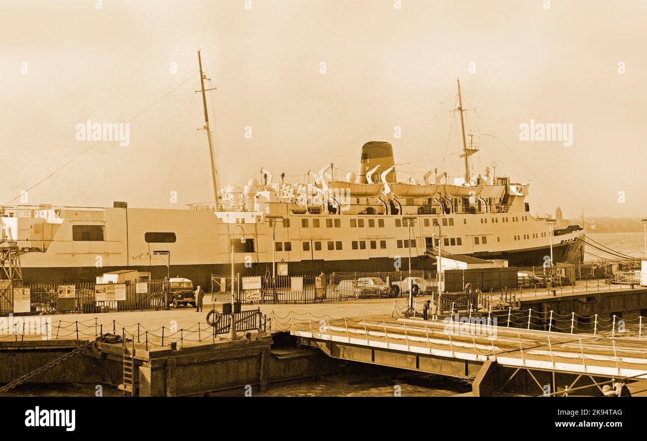 Vintage Liverpool, 1969, el ferry de la Isla de Man atracado en el Pier Head, imagen sepia, efecto de grano grueso. Foto de stock