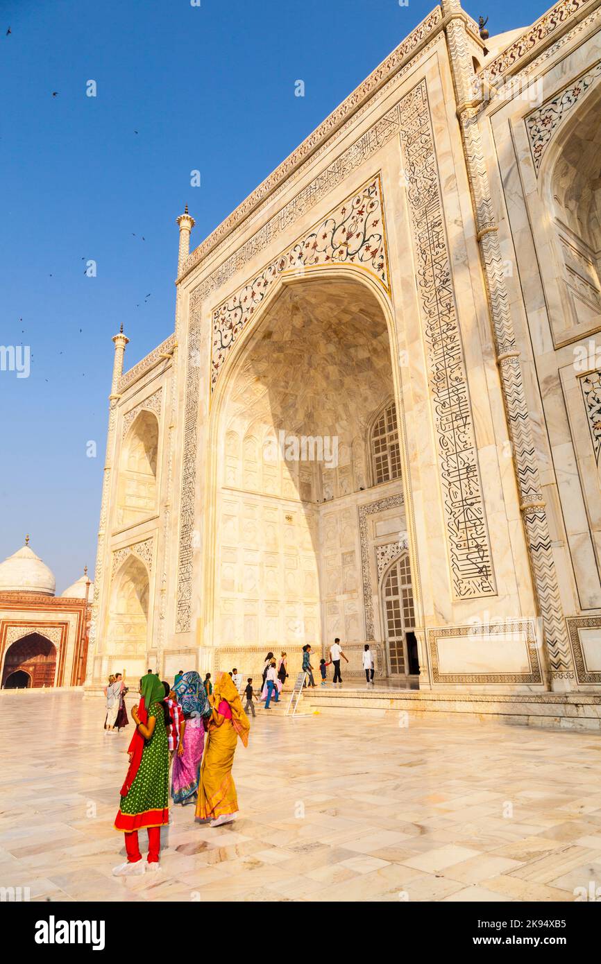 AGRA, INDIA - 18 de octubre: La gente visita Taj Mahal, Agra, India el 18 de octubre de 2012. El Taj Mahal es un mausoleo situado en Agra y uno de los más reconocidos Foto de stock