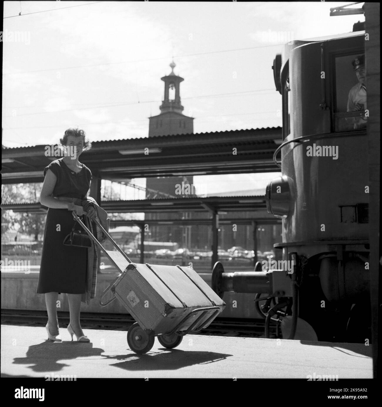 Transporte de maletas en la Estación Central. Ayuntamiento de Estocolmo al  fondo Fotografía de stock - Alamy