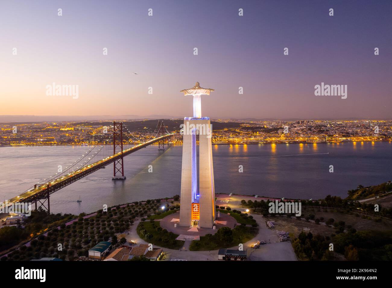 La estatua del Cristo Redentor en el Santuario Nacional de Cristo Rei en Lisboa, Portugal Foto de stock