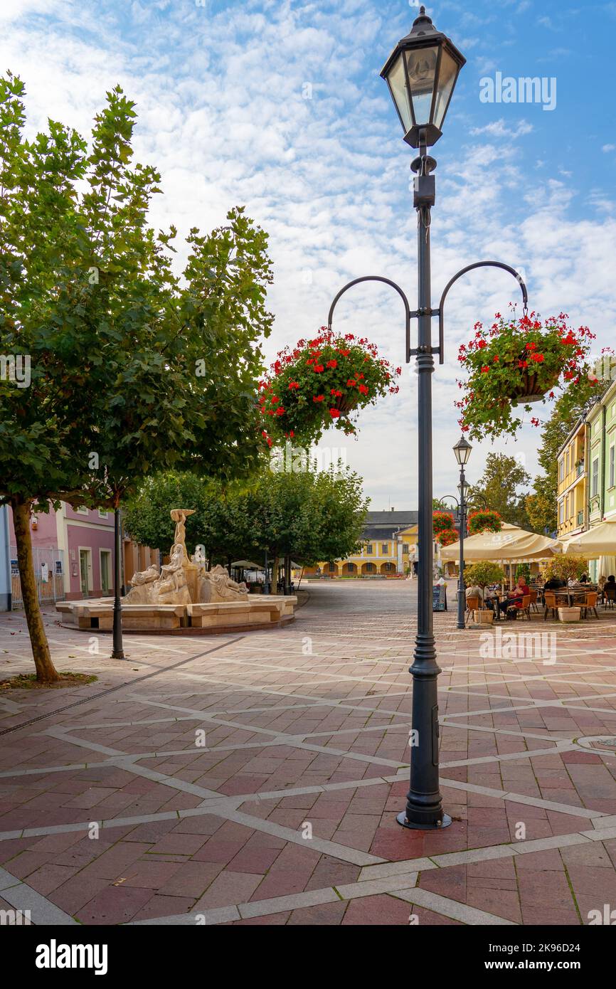 10.15.2022, Eszergom, Hungría: Hermoso centro de la ciudad de Esztergom Hungría con flores . Foto de stock