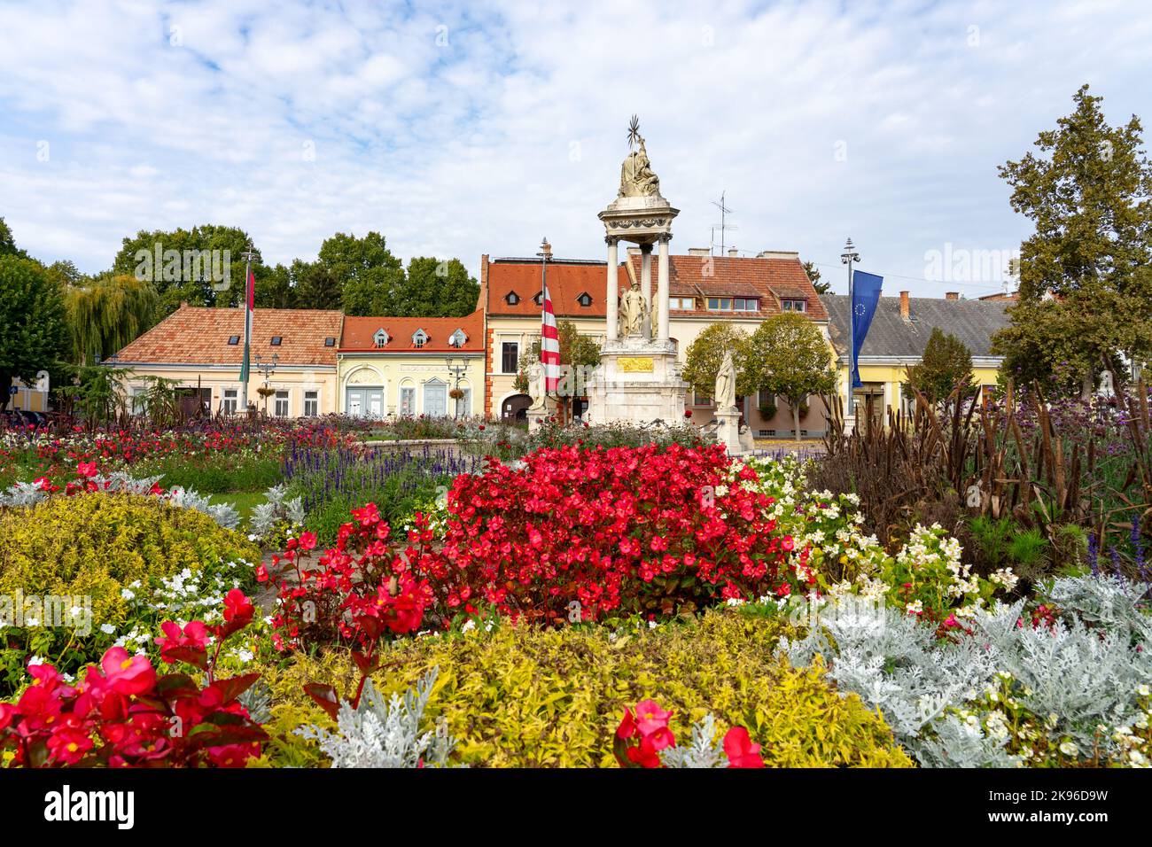 Hermoso centro de la ciudad de Esztergom Hungría con flores. Foto de stock