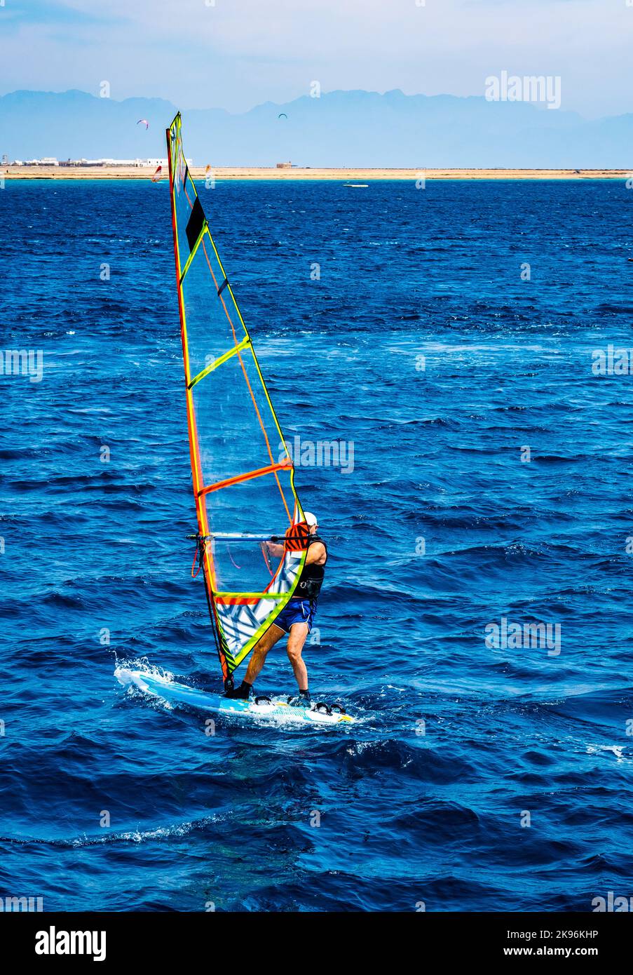 Windsurf deporte extremo en las olas azules del mar Foto de stock