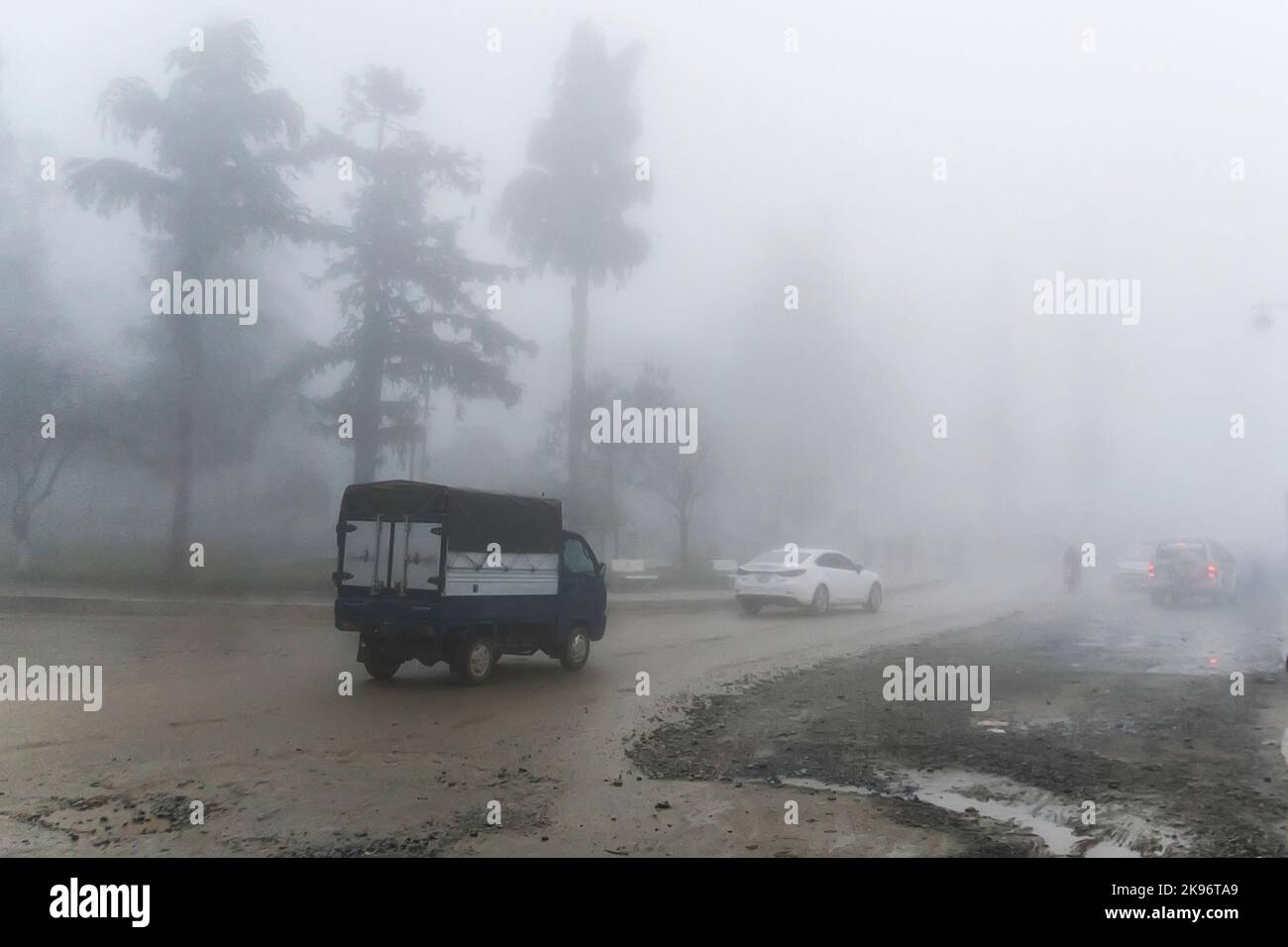 Una densa niebla y la escasa visibilidad en la carretera. Situaciones de conducción peligrosas. Ver en el tráfico vial. Misty mañana. Baja visibilidad. Humo sobre la carretera CA. Foto de stock