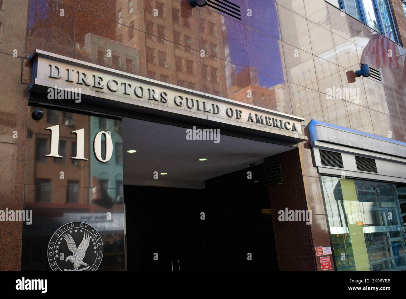 Nueva York, NY, EE.UU. - 26 de octubre de 2022: La entrada a Directors Guild of America en el 110 W 57th St en Manhattan Foto de stock