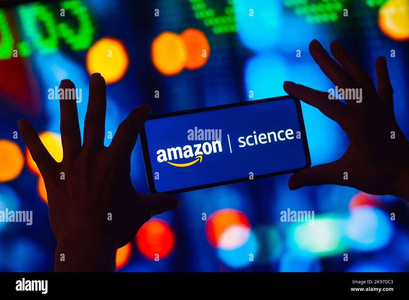 En esta ilustración, el logotipo de Amazon Science se muestra en la