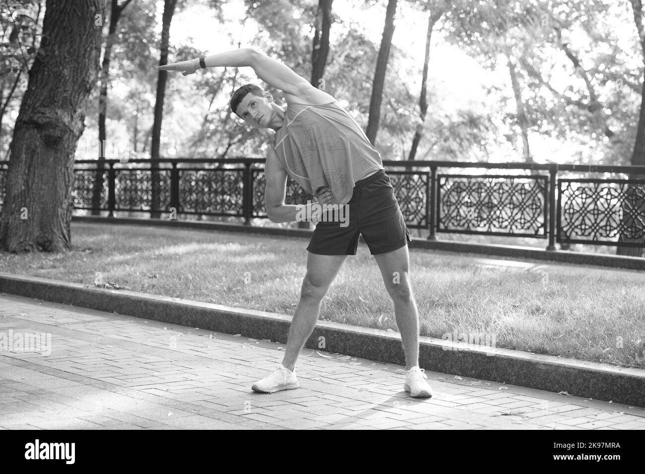 hombre activo en ropa deportiva haciendo ejercicio de calentamiento Foto de stock
