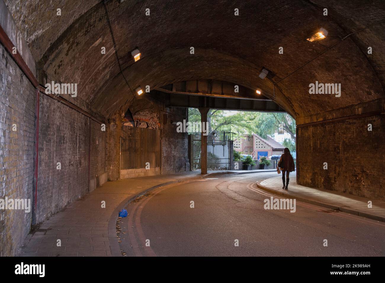 Mujer solitaria vulnerable caminando a casa Bermondsey Londres Foto de stock