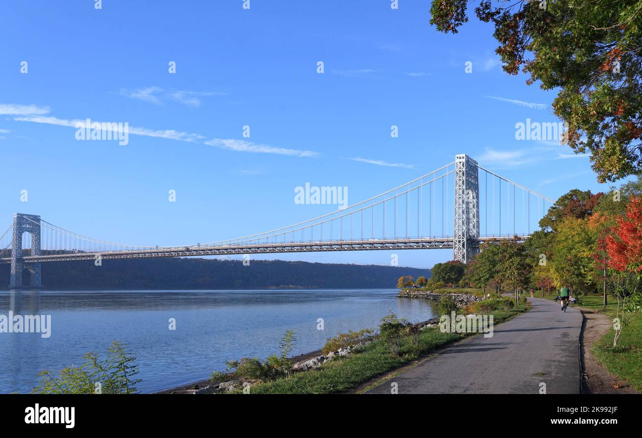 Sendero para bicicletas de Manhattan a lo largo del río Hudson, acercándose al puente George Washington Foto de stock