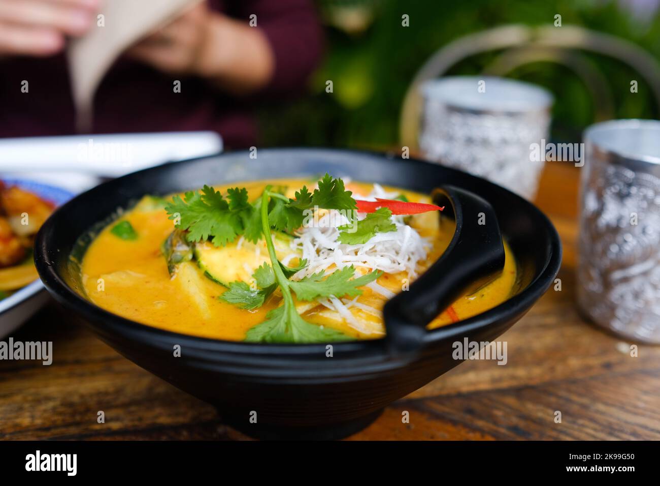 Un plato de curry de pollo rojo en Holy Basil, un restaurante tailandés y laosiano en Parramatta, al oeste de Sydney, Nueva Gales del Sur, Australia Foto de stock