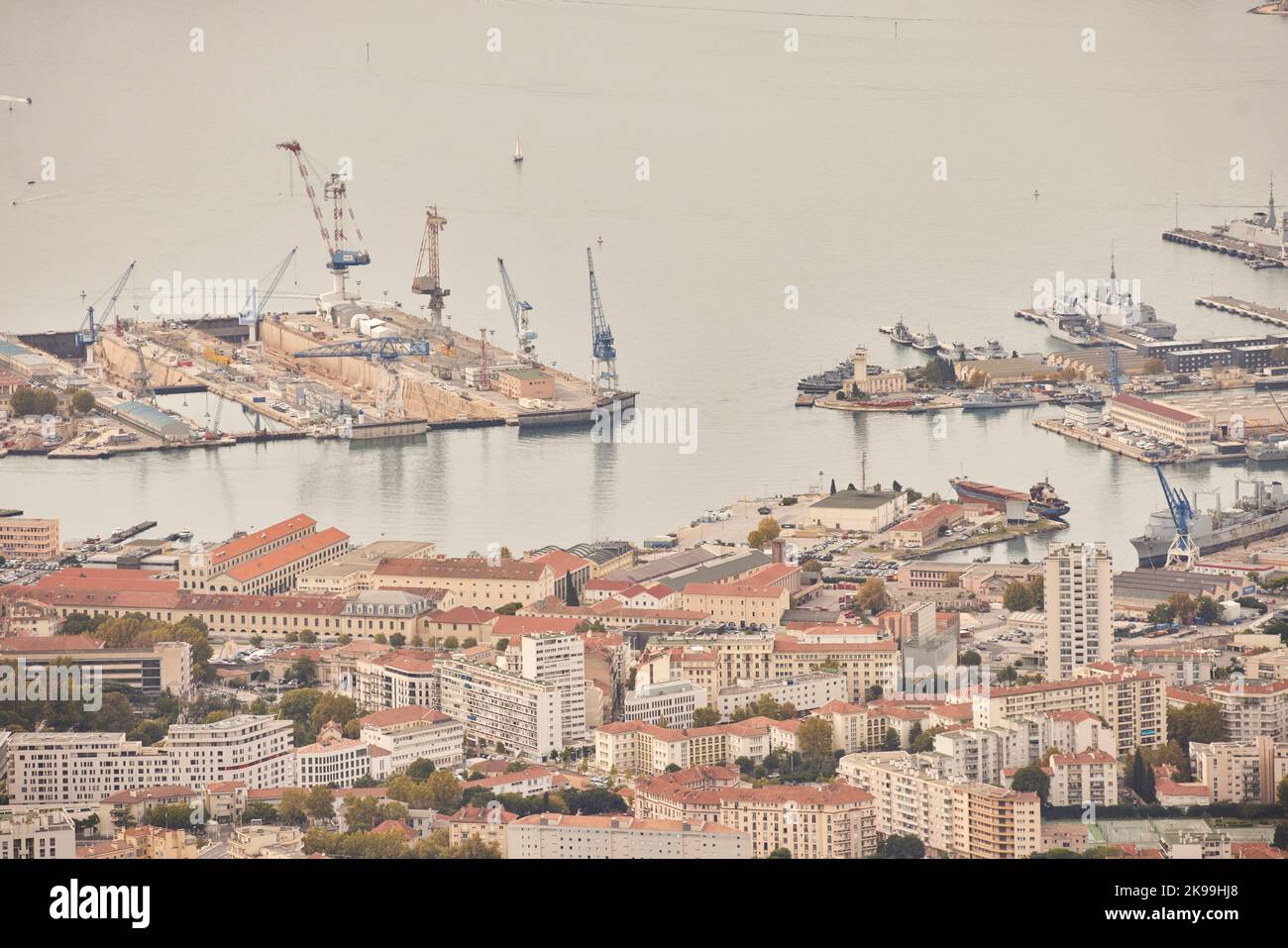 Toulon ciudad portuaria en el sur de Francia costa mediterránea, puerto  desde arriba Fotografía de stock - Alamy