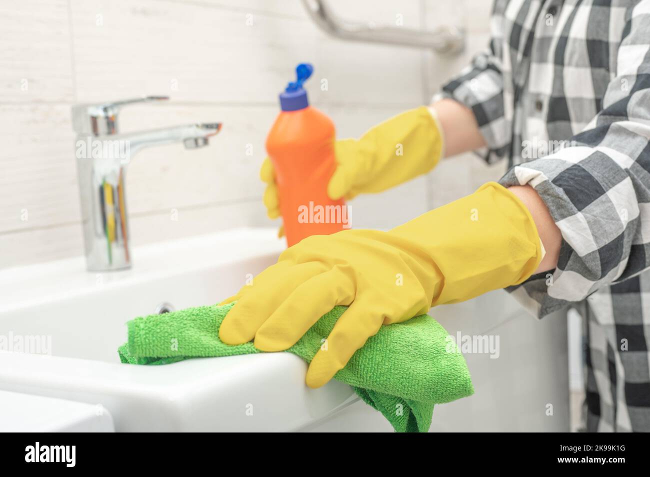 Mujer haciendo limpieza del baño en casa, mujer lavando la pared de  azulejos con vapor. Uso del limpiador a vapor para una limpieza rápida  Fotografía de stock - Alamy