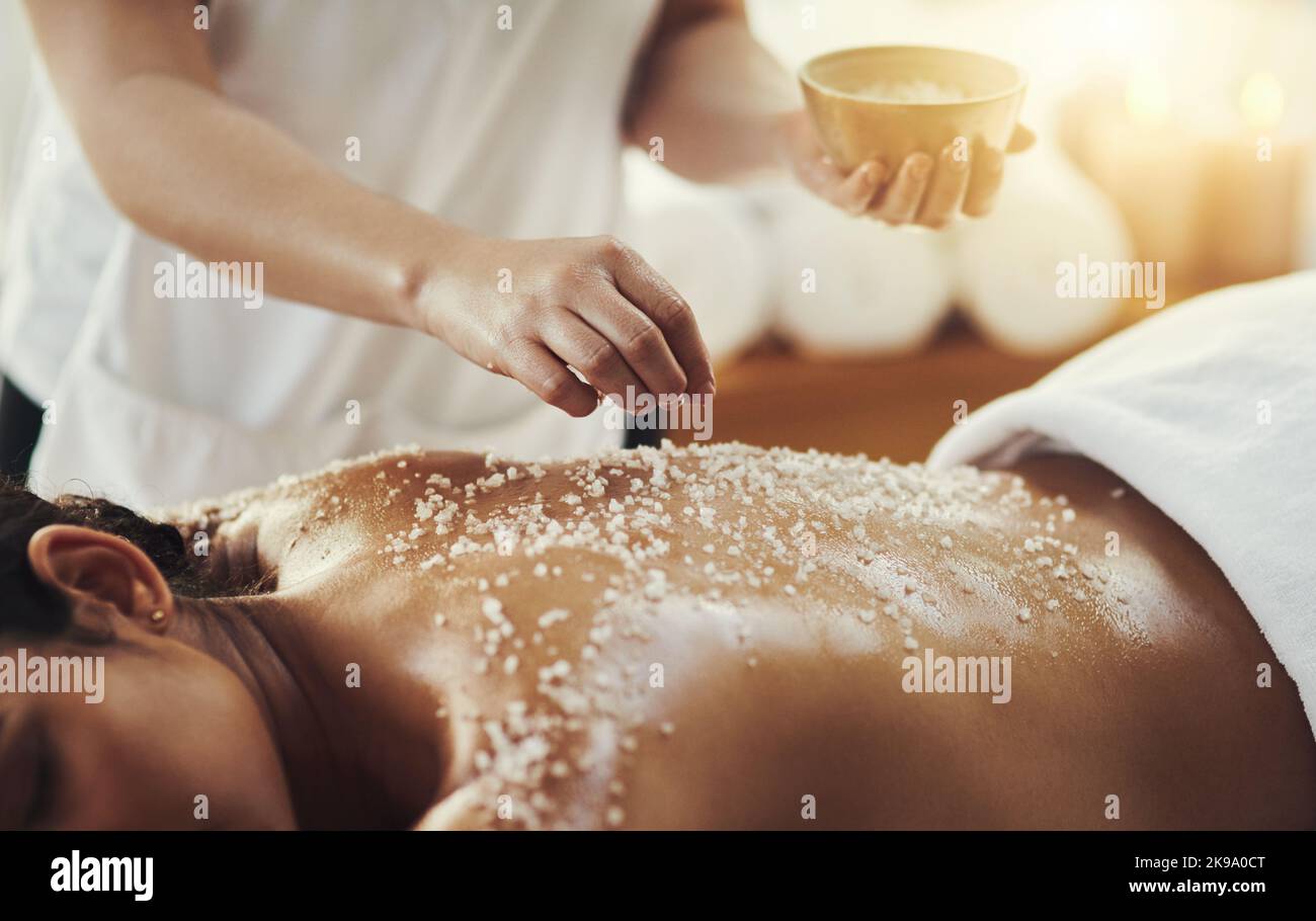 Revitaliza la piel con nuestros tratamientos de belleza. Primer plano de  una mujer recibiendo un masaje exfoliante en un spa Fotografía de stock -  Alamy