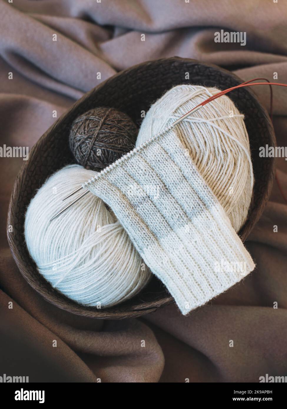 Calcetines tejidos a mano con agujas y bolas de en una Concepto de vida lenta hecha a mano e hygge Fotografía de stock Alamy