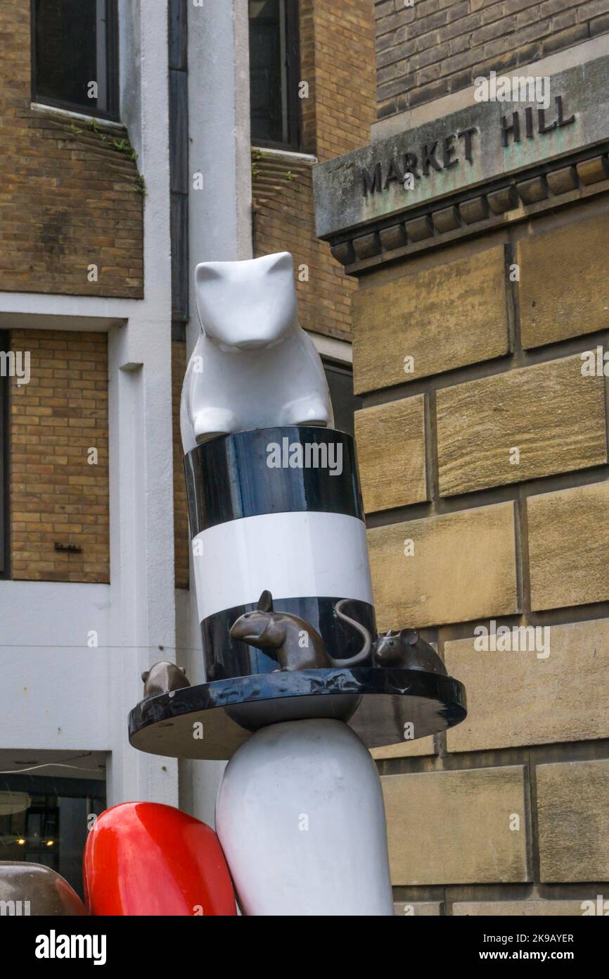Detalle de la escultura de Snowy Farr en Cambridge Market Square - muestra ratones corriendo sombrero redondo. Foto de stock