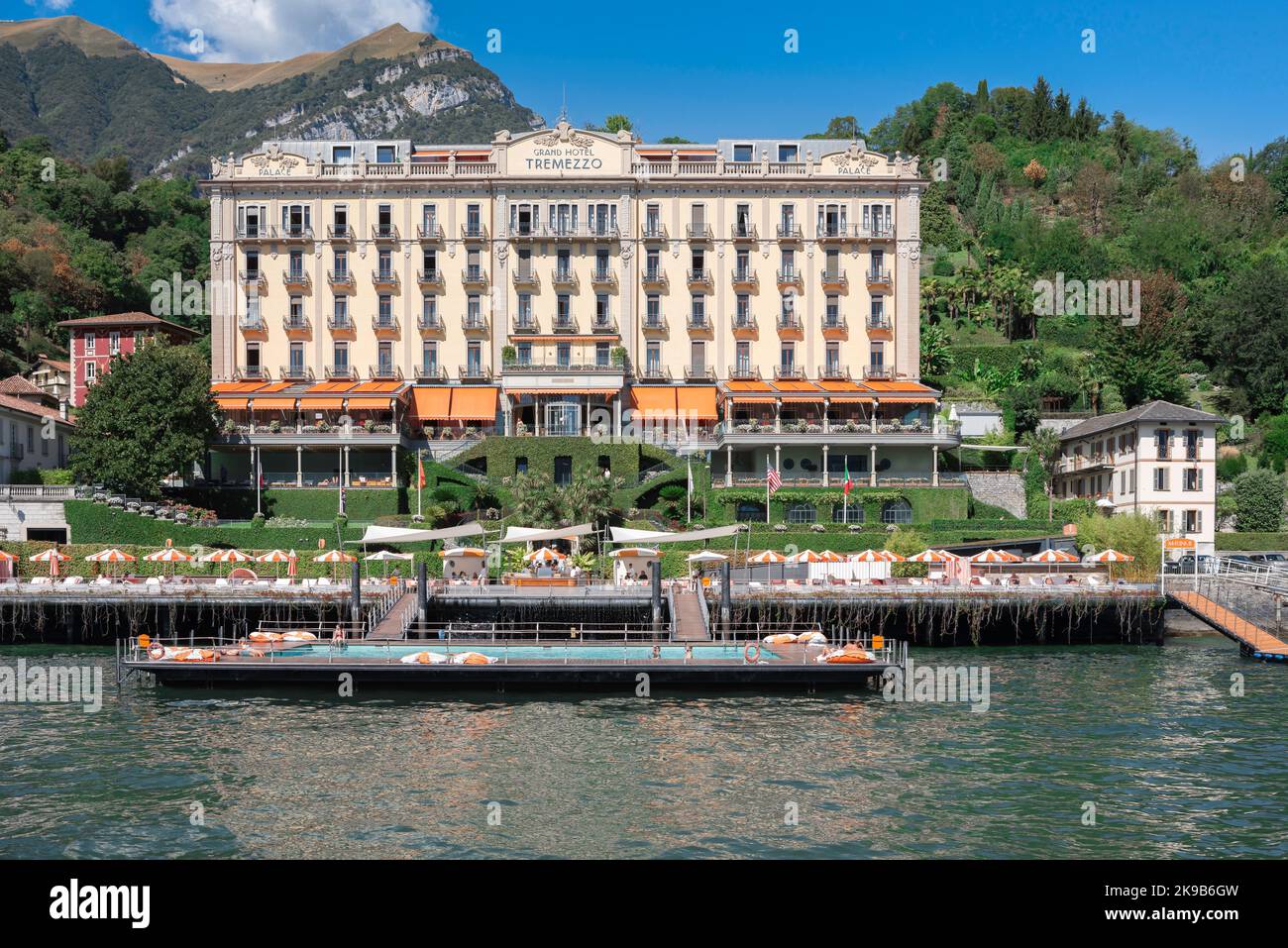 Lake Como Hotel, vista en verano del lujoso Grand Hotel Tremezzo situado junto al Lago Como, Lombardía, Italia Foto de stock