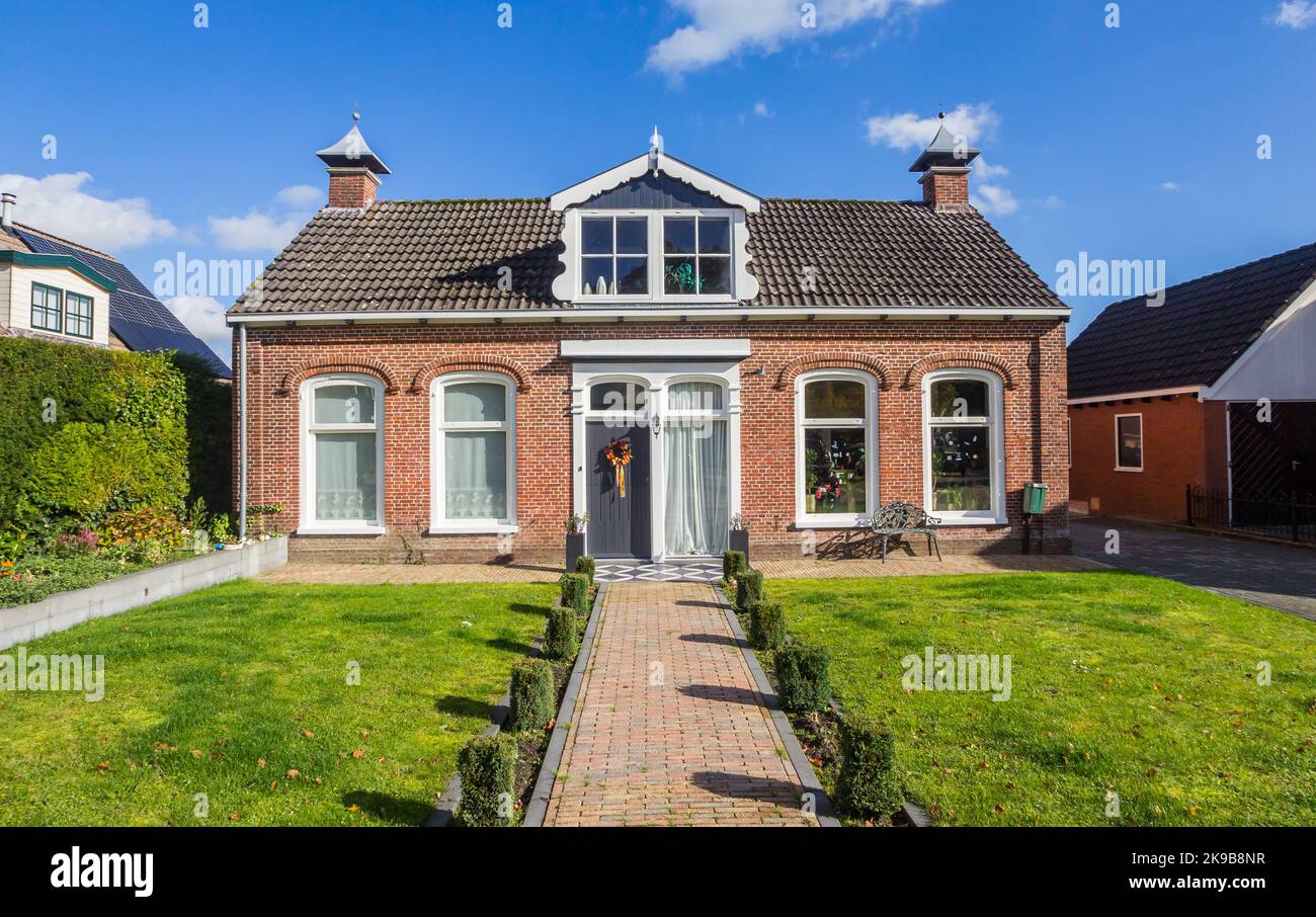 Patio de una casa típica holandesa en Kollum, Países Bajos Foto de stock