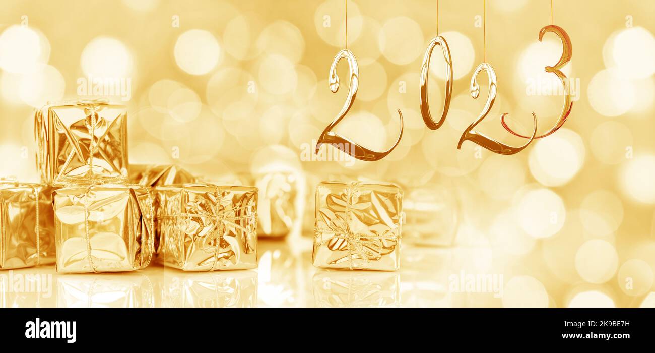 2023, tarjeta de año nuevo. Pequeños regalos de Navidad en papel dorado brillante, pancarta panorámica Foto de stock