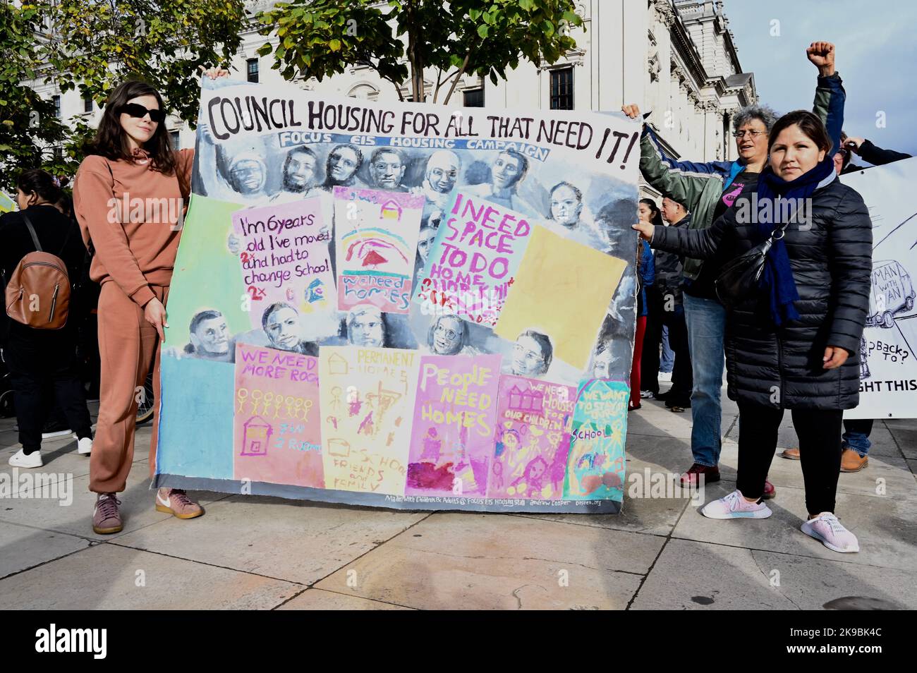 Los manifestantes marcharon desde Parliament Square hasta Downing Street para exigir el fin de las hacinadas viviendas sociales. Ahora son atractivos para un alojamiento de alta calidad, seguro y seguro con 3,4,5 camas. Foto de stock