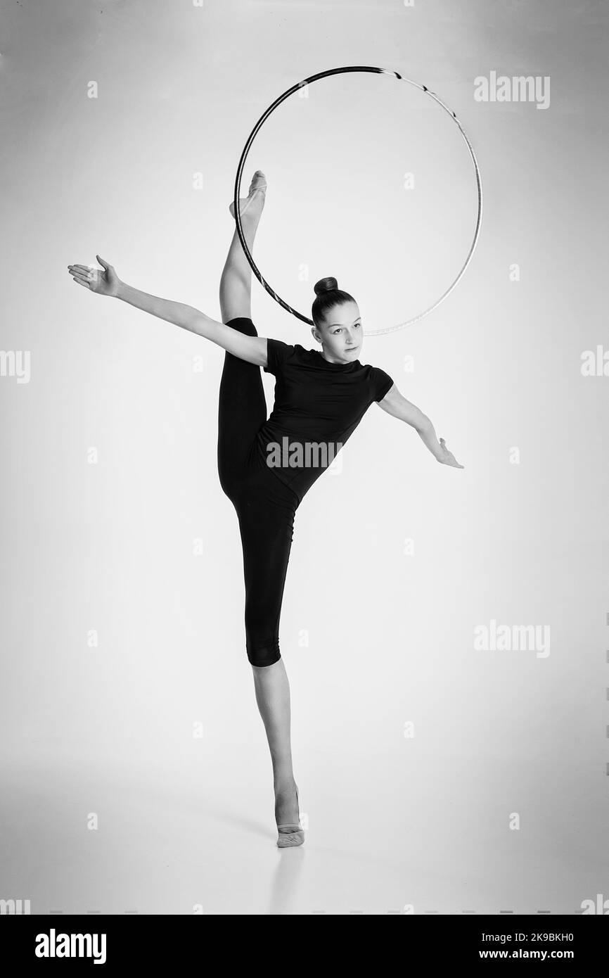 Mujer haciendo gimnasia rítmica con aro Fotografía de stock - Alamy