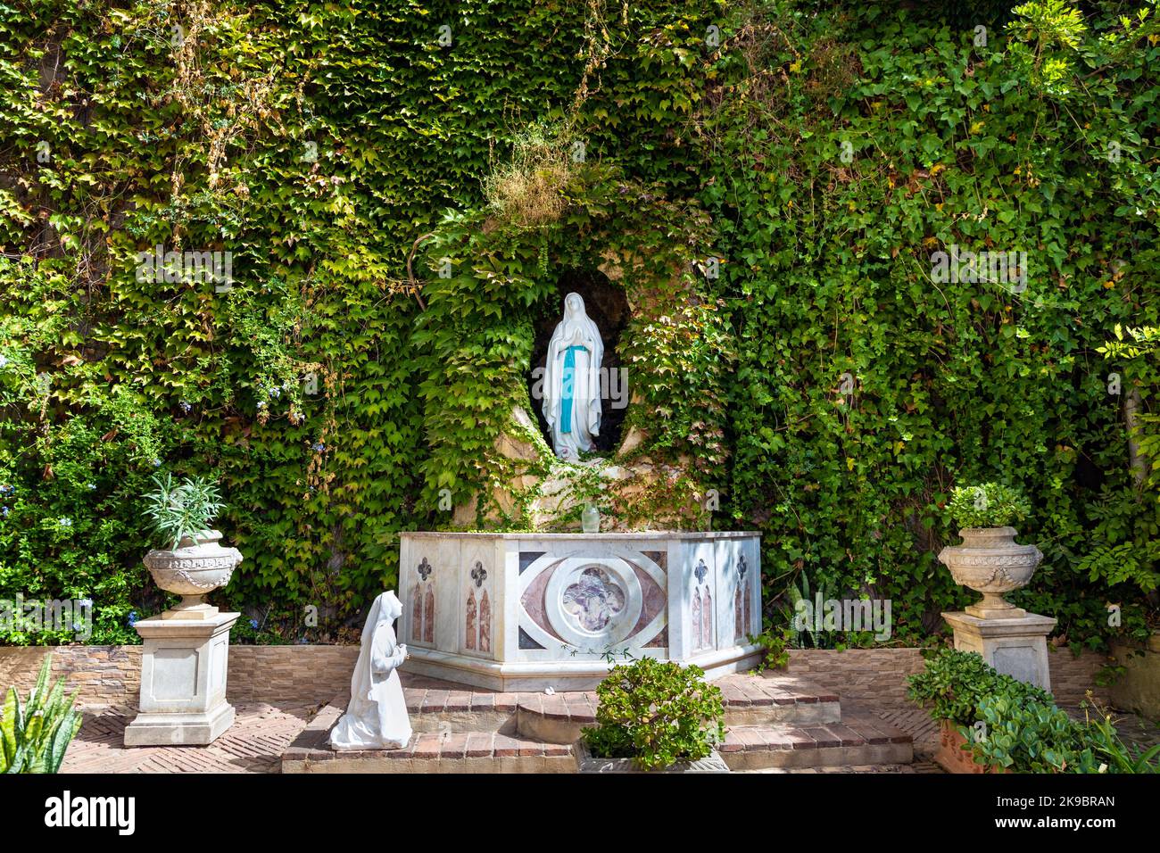 Nuestra señora de lourdes gruta fotografías e imágenes de alta resolución - Alamy Nuestra señora de lourdes gruta fotografías e imágenes de alta resolución - Alamy