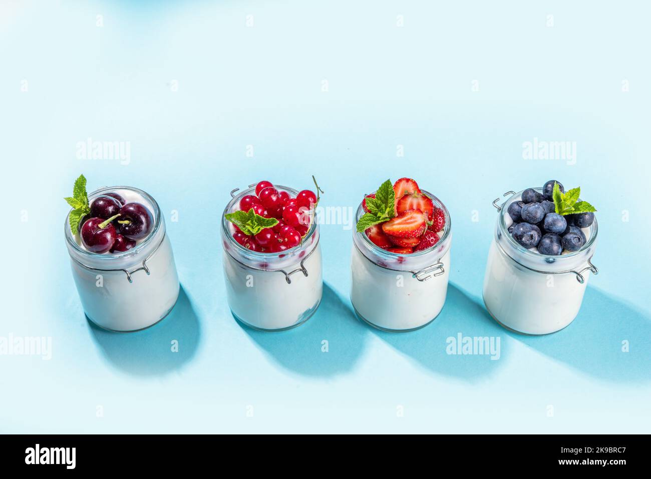 Foto de yogur con sabores de fresa y bayas