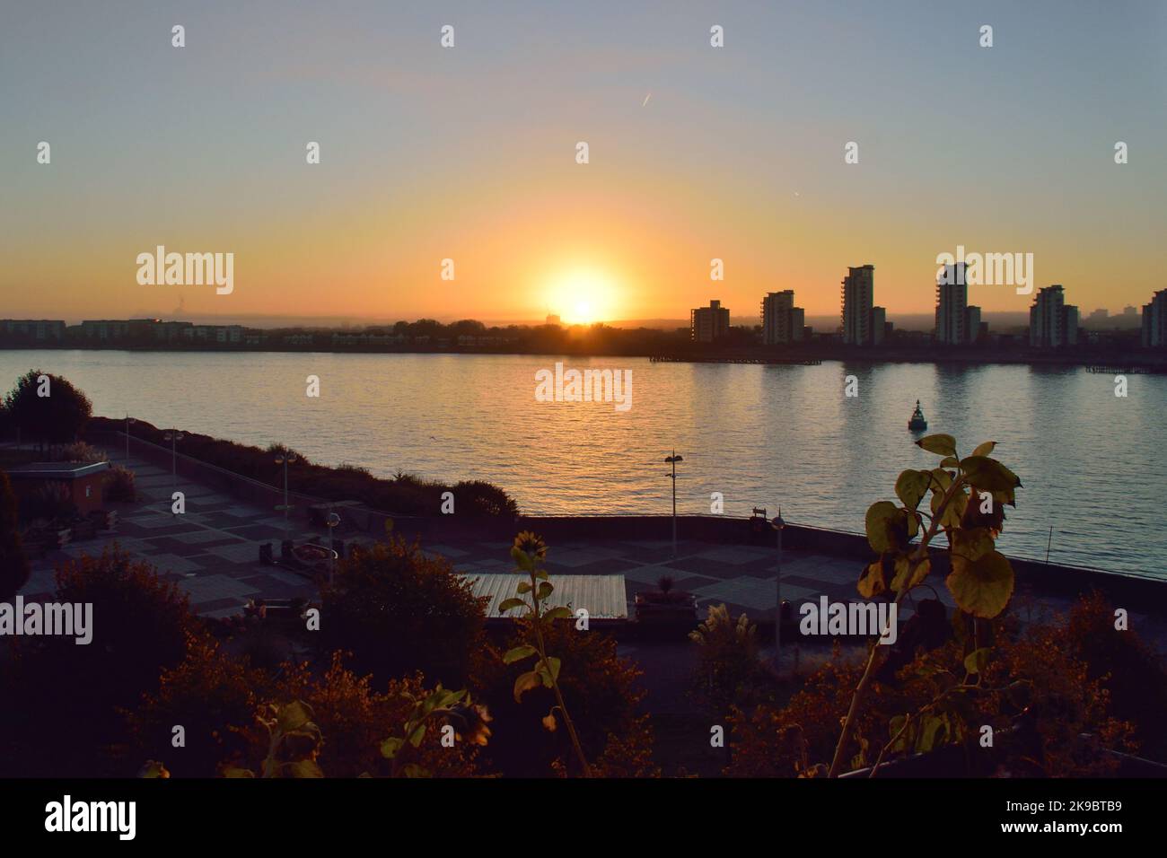 Amanecer otoñal sobre el río Támesis en el este de Londres Foto de stock