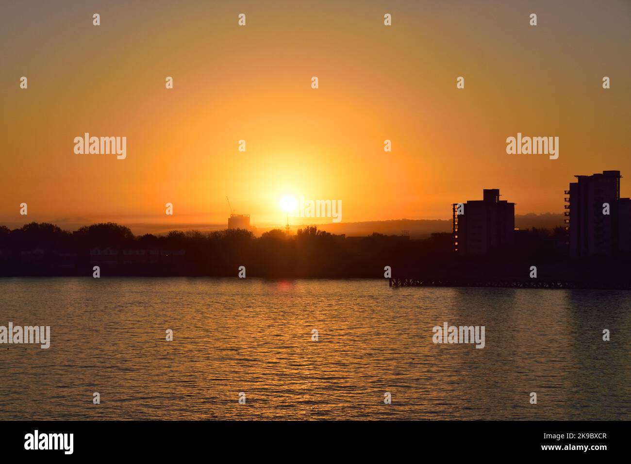 Amanecer otoñal sobre el río Támesis en el este de Londres Foto de stock