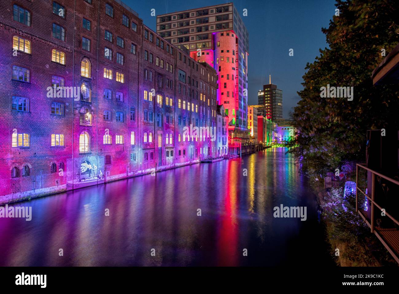 Vista nocturna iluminada - Panorama nocturno de Hamburgo - Hafen bei Nacht, Hamburgo-Harburg Foto de stock