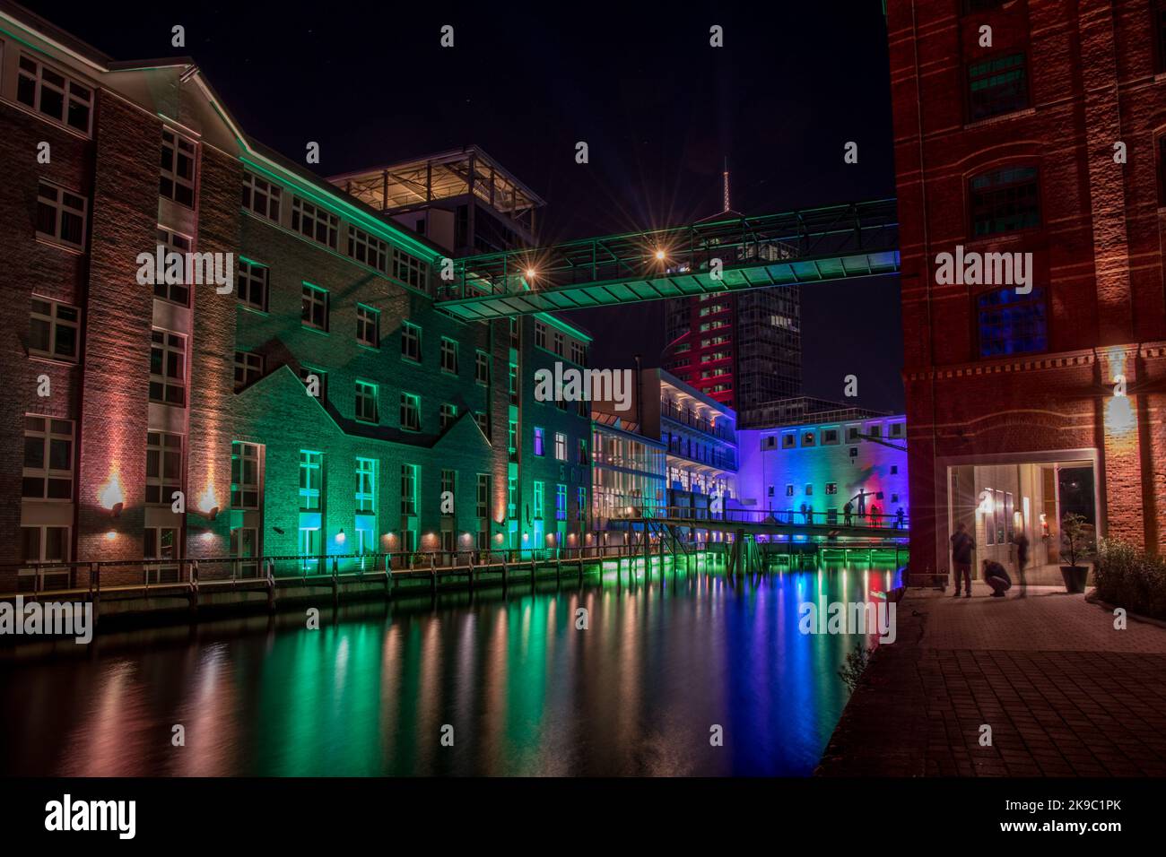 Vista nocturna iluminada - Panorama nocturno de Hamburgo - Hafen bei Nacht, Hamburgo-Harburg Foto de stock