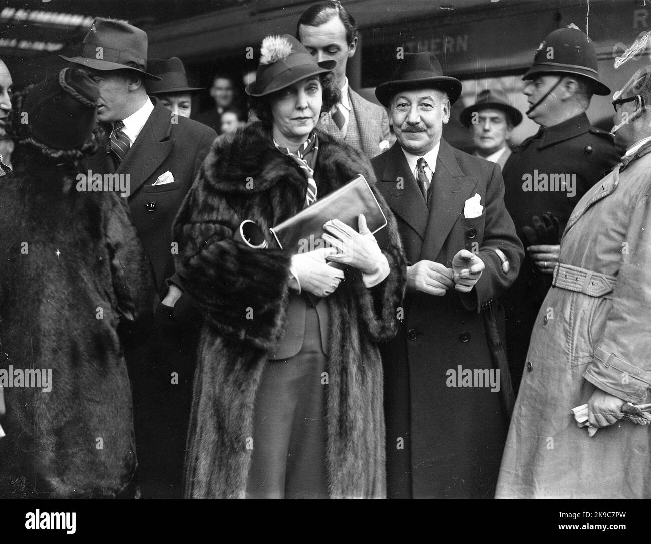 La actriz estadounidense Zasu Pitts arrving en Waterloo Station, Londres 1938 Foto de stock