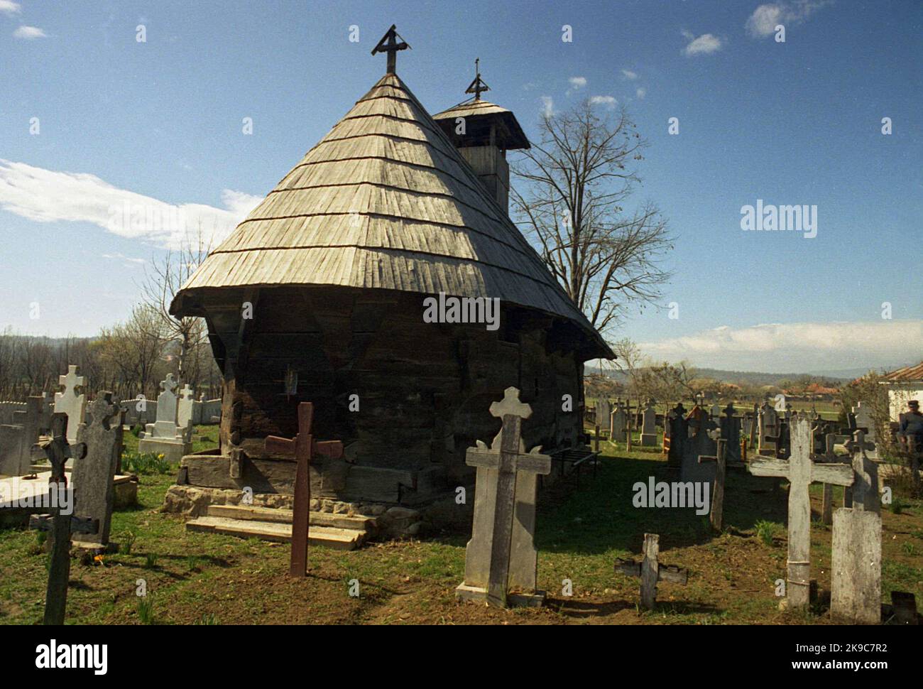 Homita, Condado de Gorj, Rumania, 2000. Vista exterior de la iglesia de madera ortodoxa cristiana del siglo 18th, monumento histórico. Foto de stock