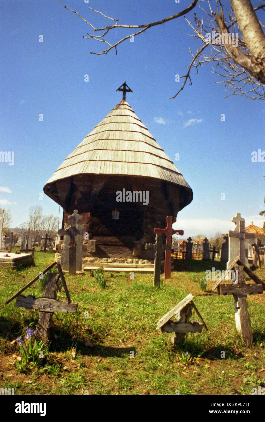 Homita, Condado de Gorj, Rumania, 2000. Vista exterior de la iglesia de madera ortodoxa cristiana del siglo 18th, monumento histórico. Foto de stock