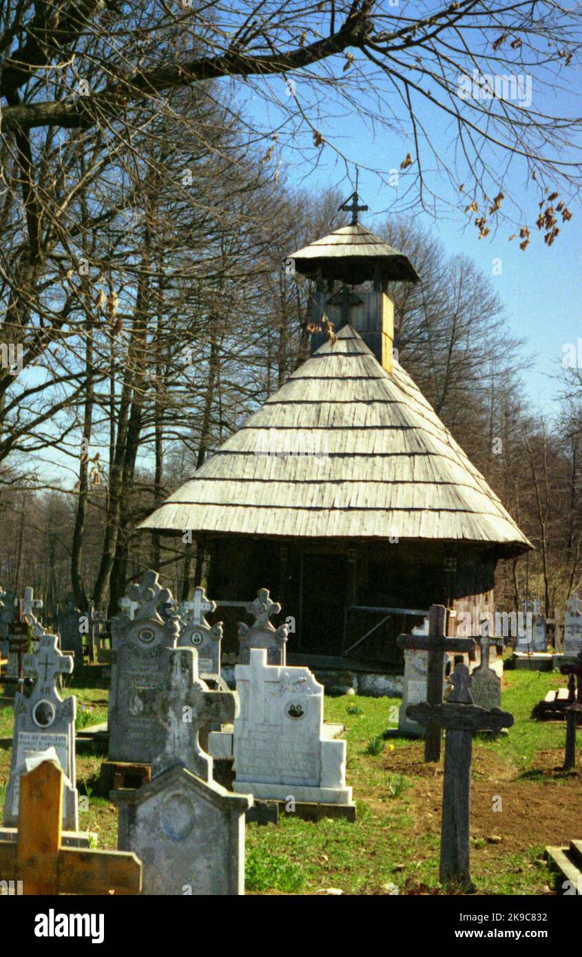 Homita, Condado de Gorj, Rumania, 2000. Vista exterior de la iglesia de madera ortodoxa cristiana del siglo 18th, monumento histórico. Foto de stock