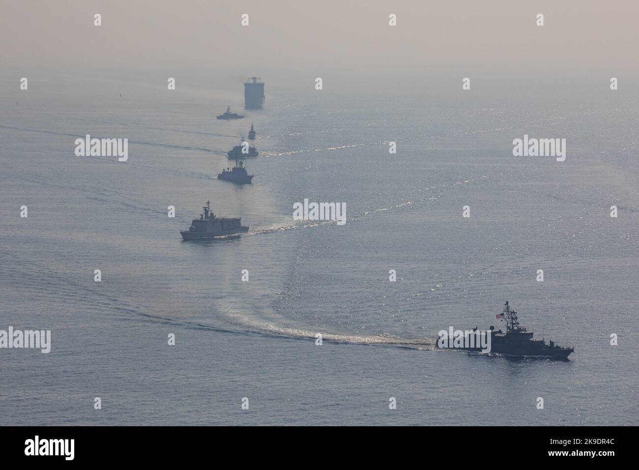 221026-A-NR779-1003 GOLFO ARÁBIGO (OCT 26, 2022 3) de adelante hacia atrás, buque de la Marina de los EE.UU. USS Chinook (PC 9), buque de la Fuerza Naval Real de Bahrein RBNS Al-Manama, buque de la Marina Real de Arabia Saudita HMS Khalid, buque de la Armada Real del Reino Unido HMS Bangor (M109), buque de la Fuerza Naval Real de Bahrein RBNS Al-Fateh, buque de la Marina de los EE.UU. USS Y el barco de la Royal Navy RFA Cardigan Bay (L3009) del Reino Unido navegan en formación en el Golfo Arábigo, el 26 de octubre. (EE. UU Foto del ejército por SPC. Aaron Troutman) Foto de stock