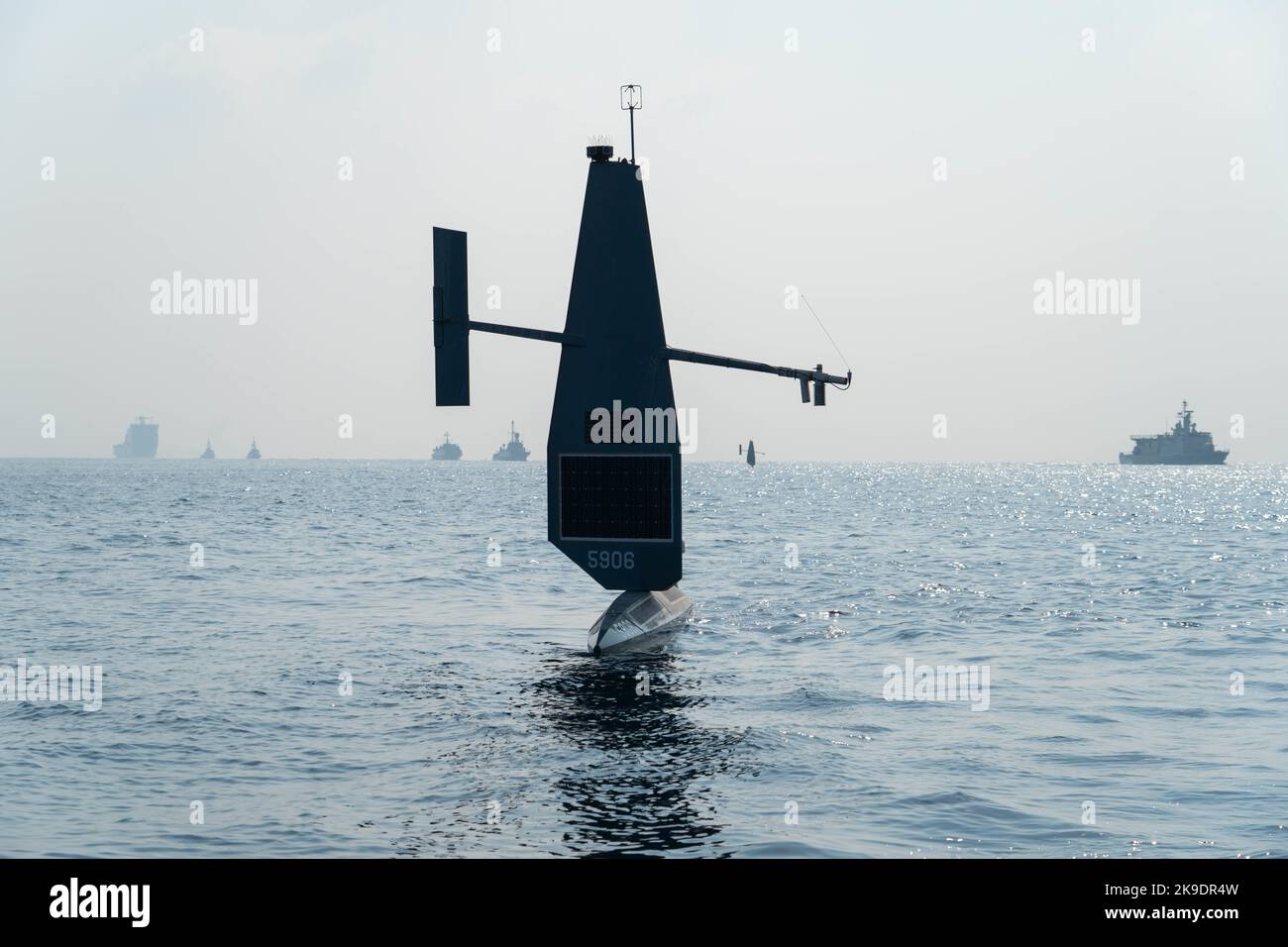 221026-A-KS490-1030 GOLFO ARÁBIGO (OCT 26, 2022) Un buque de superficie no tripulado Saildrone Explorer de la Marina de los EE.UU. Opera con buques patrulleros costeros USS Hurricane (PC 3) y USS Chinook (PC 9) de los Estados Unidos, los buques RFA Cardigan Bay (L3009) y HMS Bangor (M109), los buques RBNS Al-Manama y RBNS Al-Fateh, Y HMS Khalid de la Royal Saudi Navy in the Arabian Gulf, octubre de 26. El simulacro naval, liderado por la Fuerza de Tarea combinada 152 de las Fuerzas Marítimas, mejoró la interoperabilidad en la integración de nuevas tecnologías no tripuladas para monitorear las aguas regionales. (EE. UU Pho del ejército Foto de stock