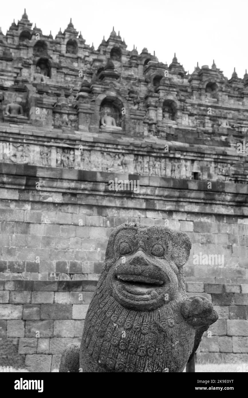 Indonesia, Java, Borobudur. El monumento budista más grande del mundo, alrededor del año 780-840 DC. Patrimonio de la Humanidad de la UNESCO. Detalle de criatura mítica. Foto de stock