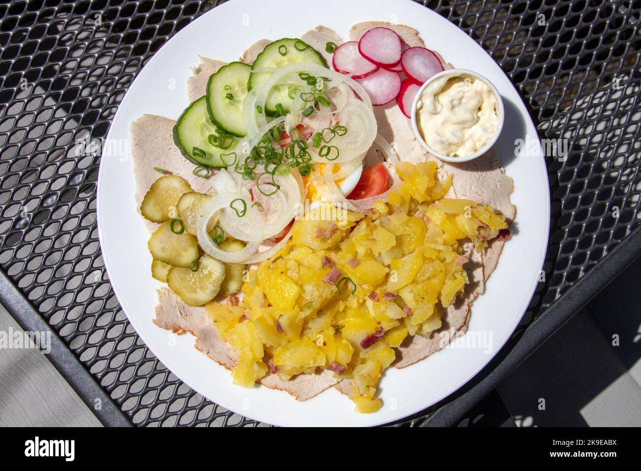Bratenbrot vom Eifeler Landschwein, ensalada de patatas sobre cerdo asado en el restaurante Zum Grunen Baum, Bacharach, Alemania Foto de stock