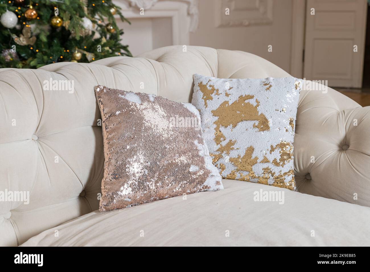 Almohadas de lujo, brillantes y de estilo clásico en sofá beige. Cojines  decorativos, lentejuelas y beige de gamuza en sofá. Decoración de la  habitación para las vacaciones Fotografía de stock - Alamy