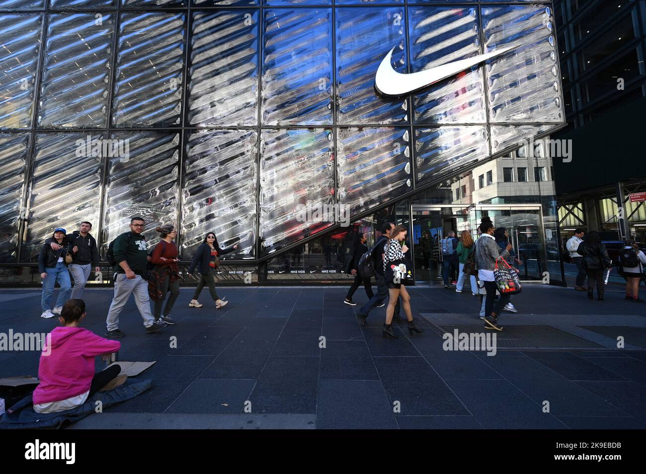 Náutico educación traidor Nueva York, EE.UU. 27th de Oct de 2022. La gente pasa por la tienda Nike  ubicada a lo largo de la Quinta Avenida en Nueva York, NY, el 27 de octubre  de