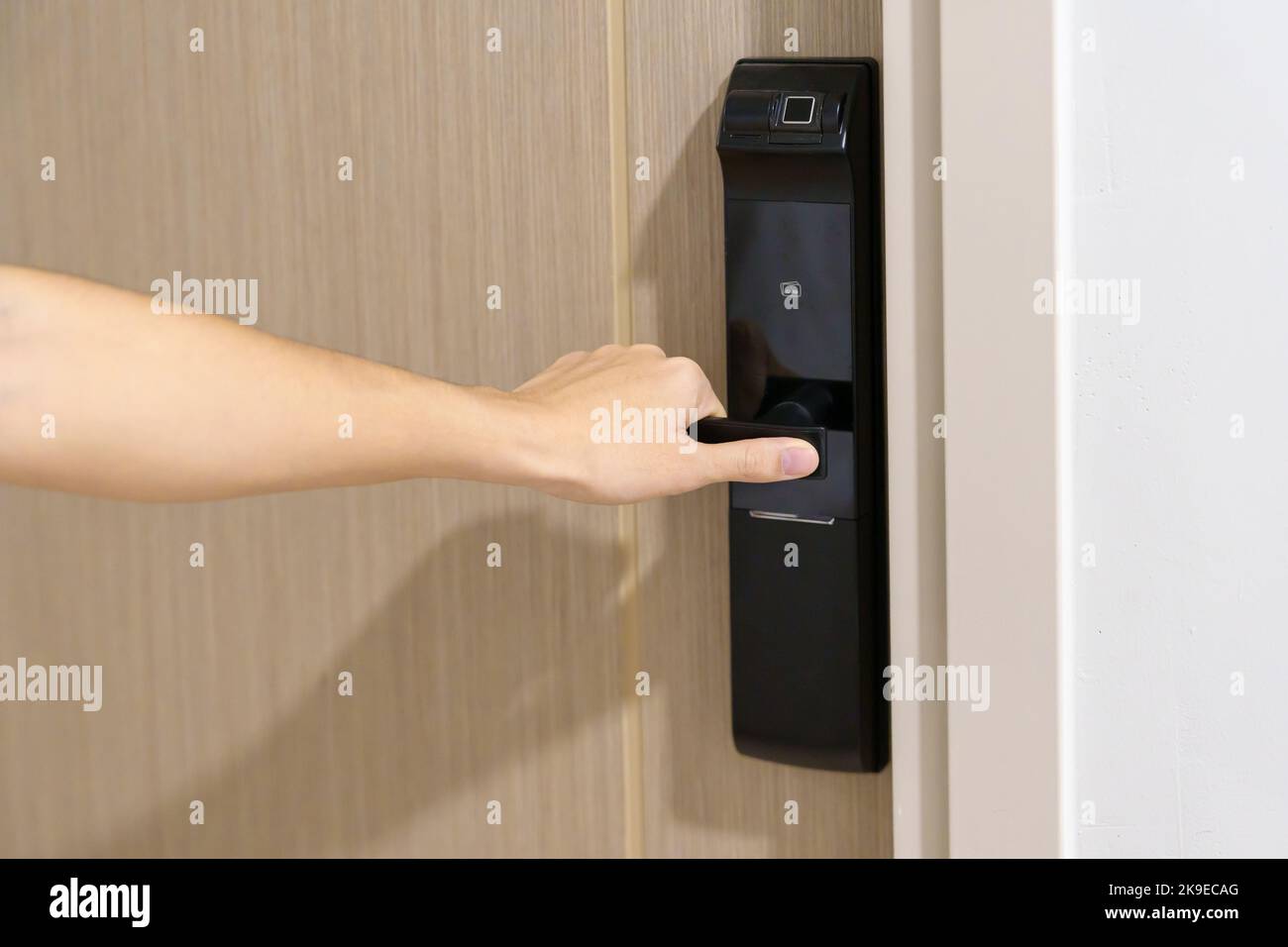 hombre sosteniendo el asa de la cerradura digital inteligente de la puerta  mientras abre o cierra la puerta. Tecnología, electricidad y conceptos de  estilo de vida Fotografía de stock - Alamy