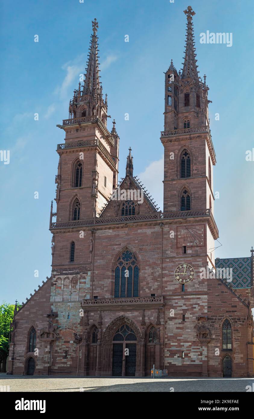 hermosa catedral en basilea suiza Foto de stock